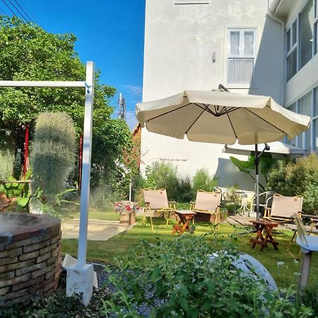 Bloomin' Moon Hostel & Cafe, Chiang Mai Old Town Екстер'єр фото