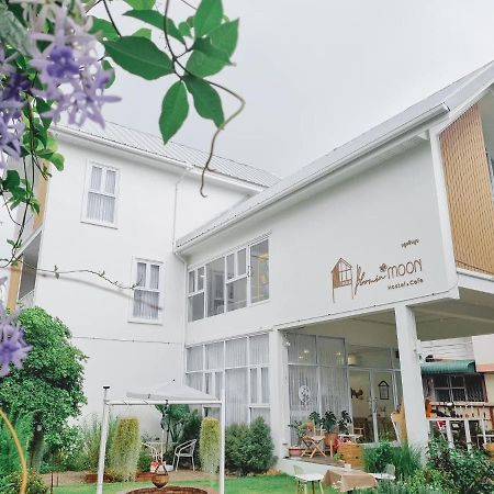 Bloomin' Moon Hostel & Cafe, Chiang Mai Old Town Екстер'єр фото