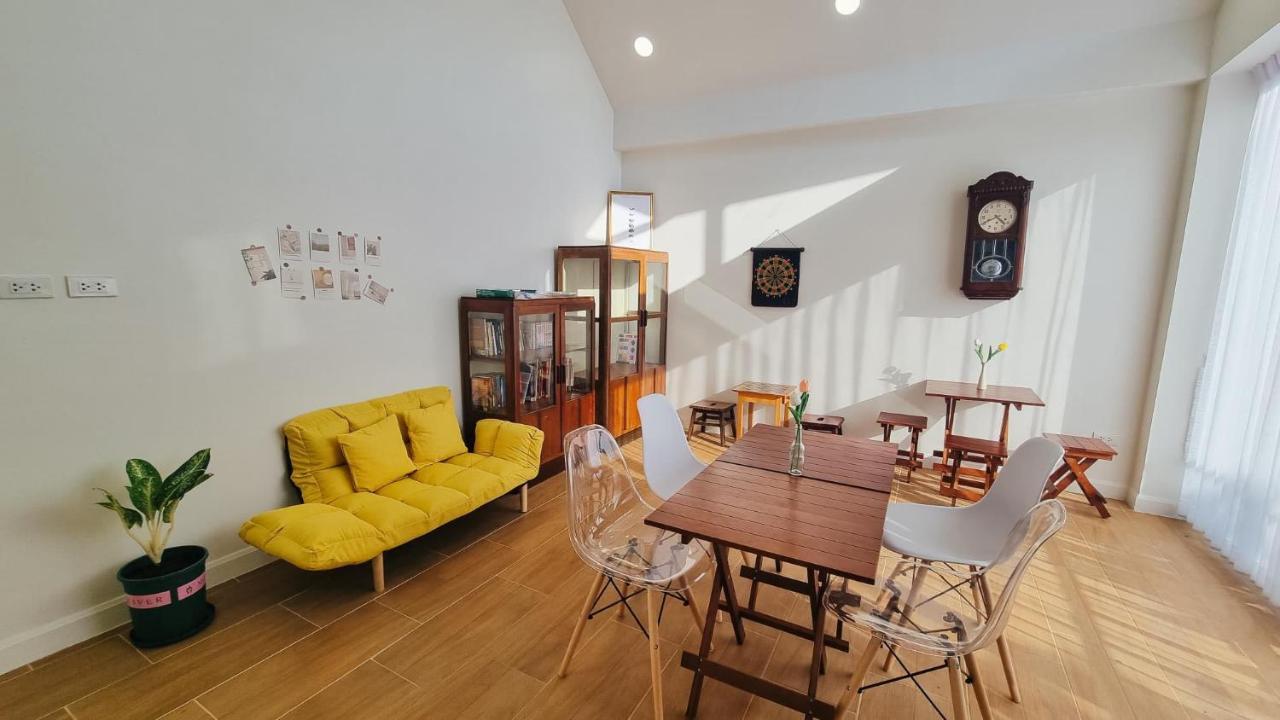 Bloomin' Moon Hostel & Cafe, Chiang Mai Old Town Екстер'єр фото