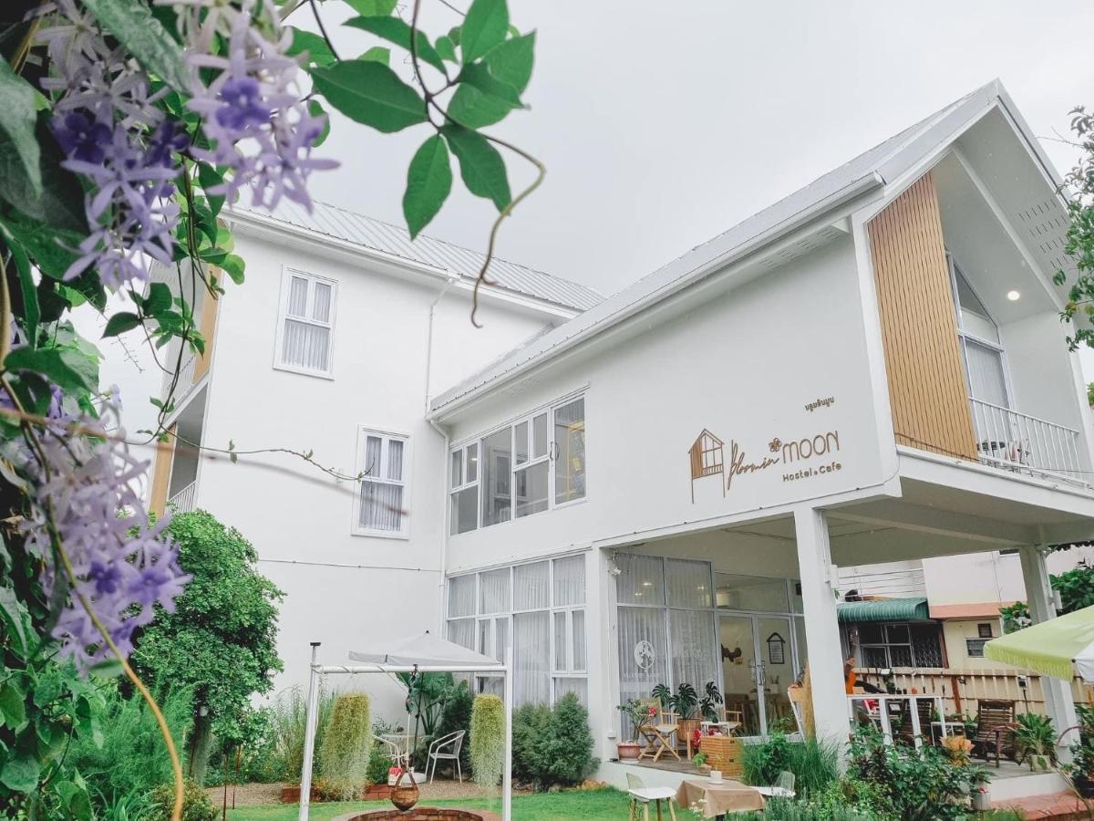 Bloomin' Moon Hostel & Cafe, Chiang Mai Old Town Екстер'єр фото